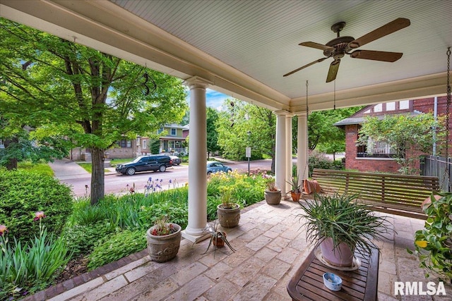 1027 N Maplewood Ave, Peoria, IL 61606 - porch featuring a ceiling fan