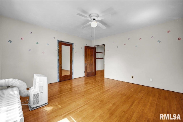 1027 N Maplewood Ave, Peoria, IL 61606 - unfurnished bedroom featuring light wood-style floors and a ceiling fan