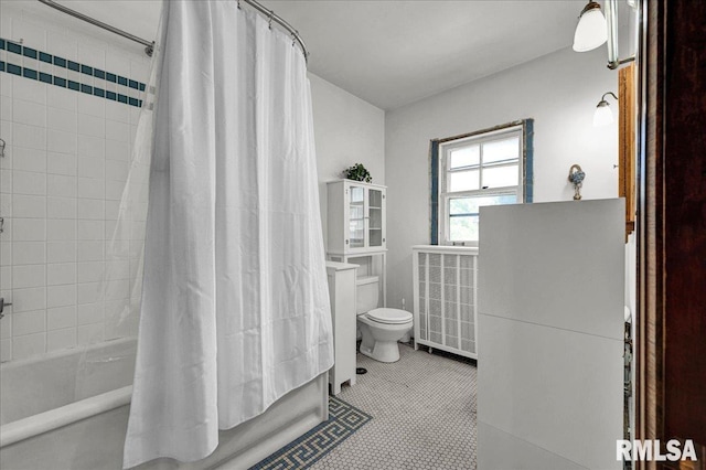 1027 N Maplewood Ave, Peoria, IL 61606 - full bathroom featuring shower / tub combo with curtain and radiator