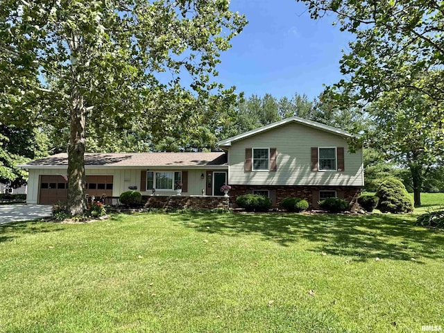 2001 W Jackson St Unit C, Macomb, IL 61455 - tri-level home with a garage, a front yard, and driveway
