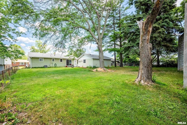2227 W Westport Rd, Peoria, IL 61615 - view of yard