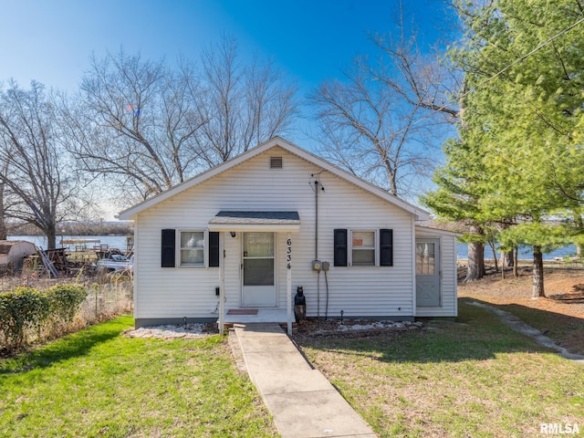 6334 Macs Rd, Manito, IL 61546 - bungalow-style house with a front lawn