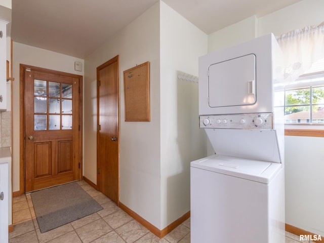 204 Ivanhoe Way, Bloomington, IL 61701 - laundry room featuring stacked washer and clothes dryer and baseboards