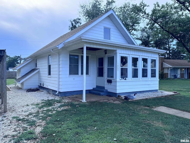 1807 N 5th St, Chillicothe, IL 61523 - bungalow-style house with entry steps and a front yard