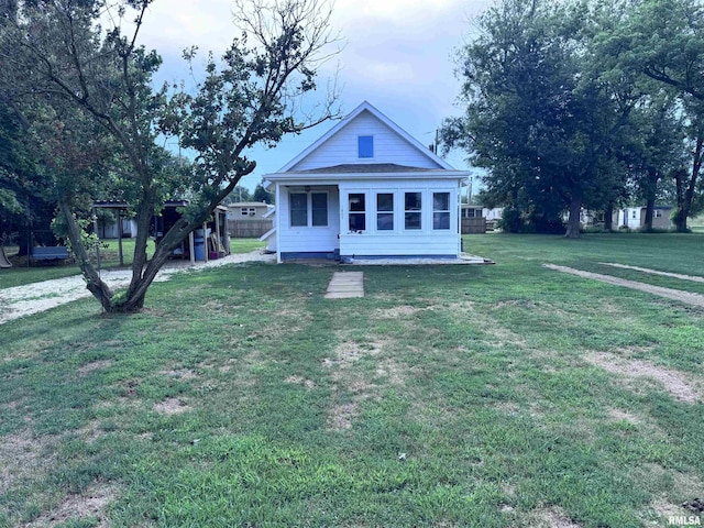 1807 N 5th St, Chillicothe, IL 61523 - bungalow-style home with a front lawn