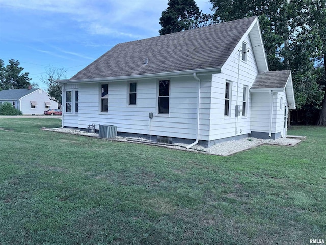 1807 N 5th St, Chillicothe, IL 61523 - rear view of house with a lawn and a shingled roof