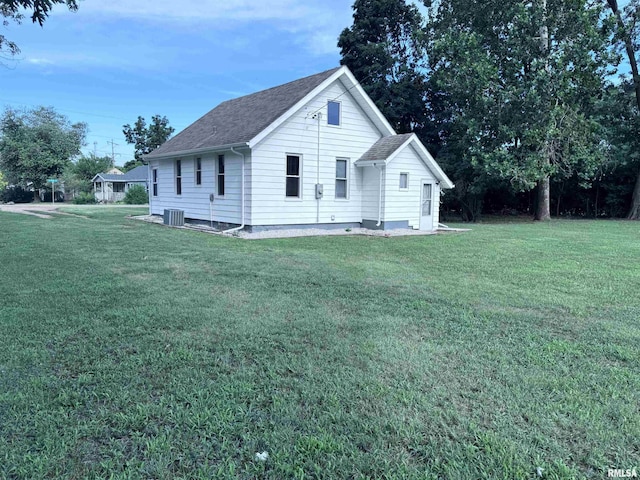 1807 N 5th St, Chillicothe, IL 61523 - view of home's exterior featuring a yard and a shingled roof