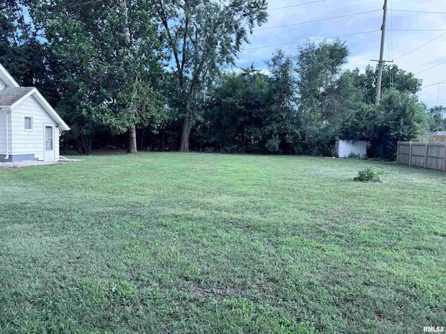 1807 N 5th St, Chillicothe, IL 61523 - view of yard with a shed and view of wooded area