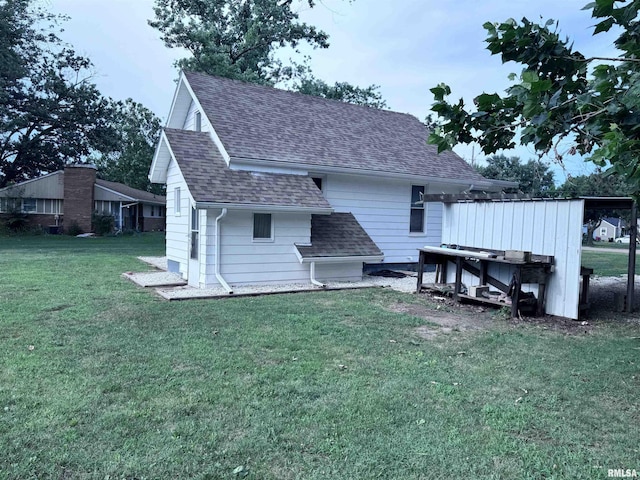 1807 N 5th St, Chillicothe, IL 61523 - rear view of property with roof with shingles and a yard