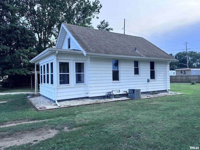 1807 N 5th St, Chillicothe, IL 61523 - back of property with a shingled roof
