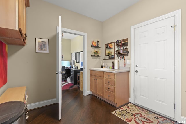 10615 N Collett Rd, Peoria, IL 61615 - foyer featuring dark wood finished floors and baseboards