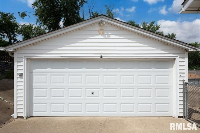 1425 Arthur St, Pekin, IL 61554 - view of detached garage
