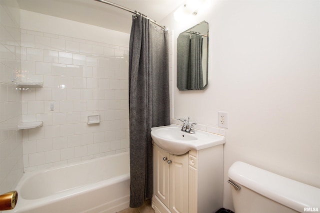 416 W Maple St, Chillicothe, IL 61523 - full bath featuring vanity and shower / bathtub combination with curtain