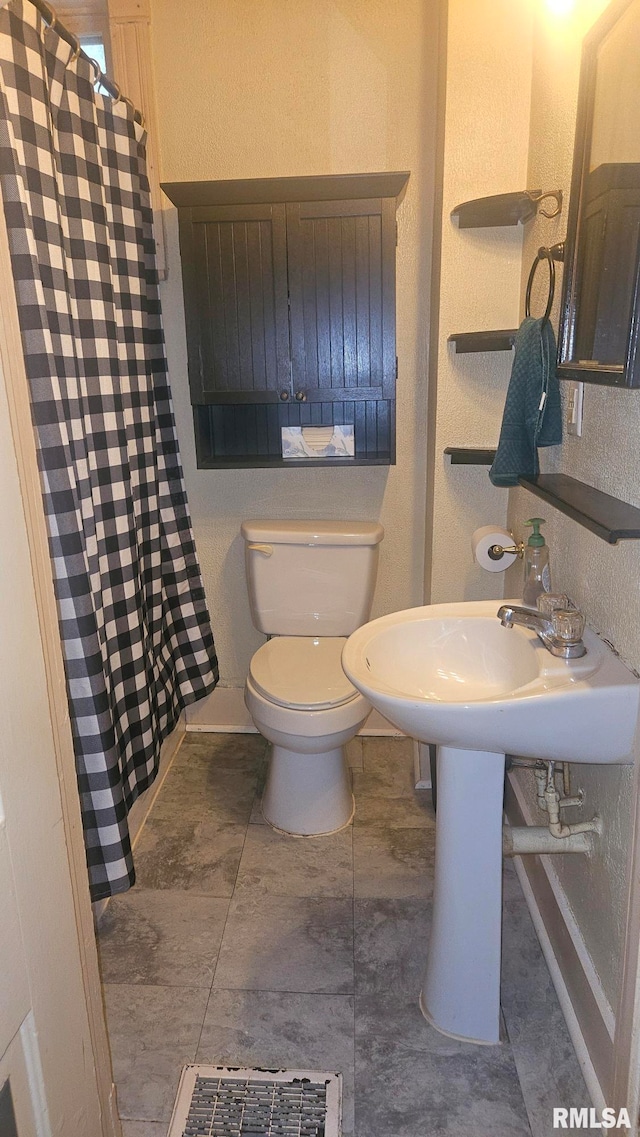 658 E Maple St, Canton, IL 61520 - bathroom with a shower with shower curtain and a textured wall
