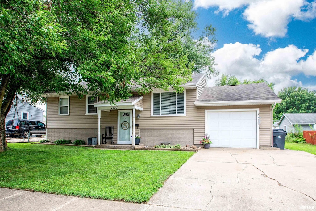 1837 Victoria Dr, Pekin, IL 61554 - photo 1