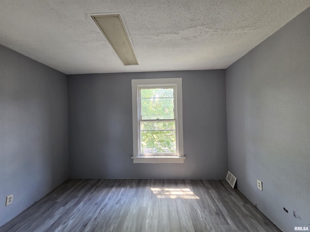 1310 N Sheridan Rd, Peoria, IL 61606 - spare room with wood finished floors and a textured ceiling