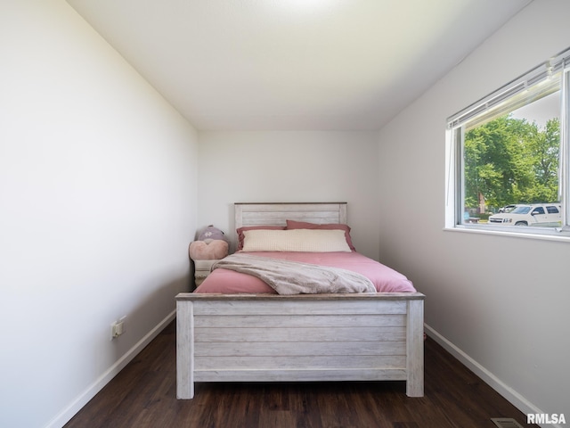 6110 N Idlewhile Dr, Peoria, IL 61614 - bedroom featuring wood finished floors