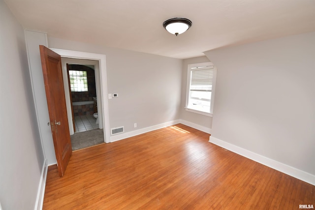 300 E Embert Pl, Peoria, IL 61603 - spare room featuring light wood-style floors and baseboards