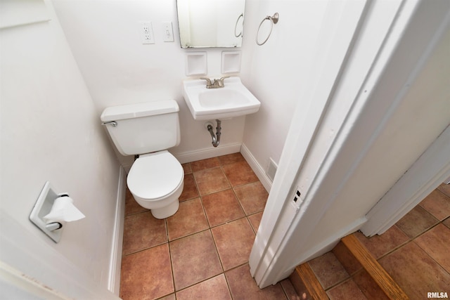 300 E Embert Pl, Peoria, IL 61603 - bathroom with tile patterned flooring