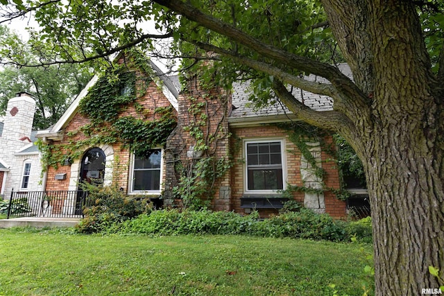 300 E Embert Pl, Peoria, IL 61603 - view of front of home featuring brick siding and a front yard
