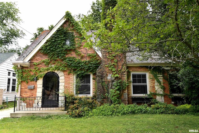300 E Embert Pl, Peoria, IL 61603 - english style home with brick siding and a front lawn