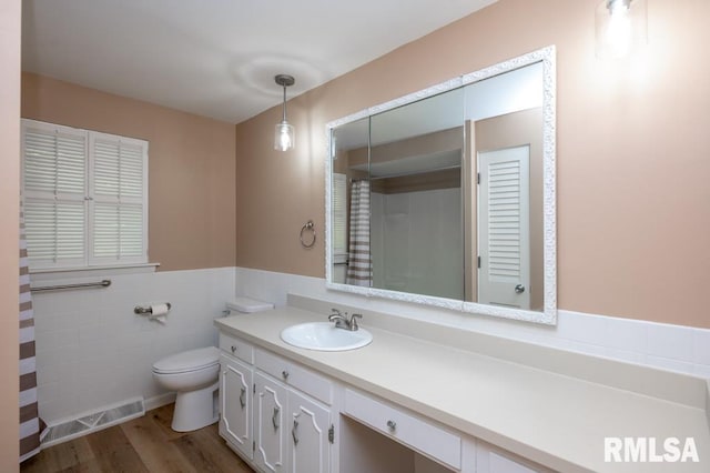 470 E Hazelwood St, Morton, IL 61550 - full bath with vanity, tile walls, wood finished floors, and wainscoting