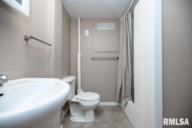 470 E Hazelwood St, Morton, IL 61550 - full bathroom with a sink and a shower with curtain