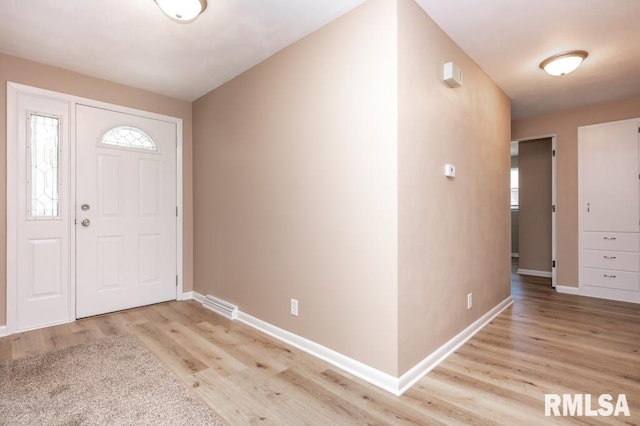470 E Hazelwood St, Morton, IL 61550 - entryway featuring light wood-style flooring and baseboards