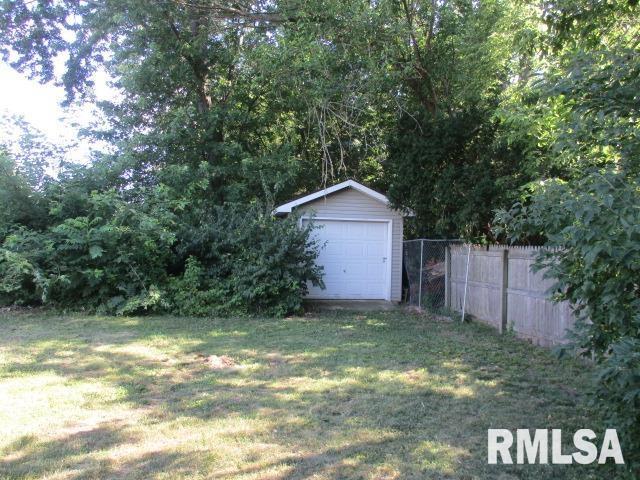 203 Arrow St, Pekin, IL 61554 - view of yard with an outbuilding