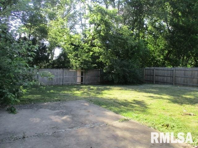 203 Arrow St, Pekin, IL 61554 - fenced backyard with a patio area