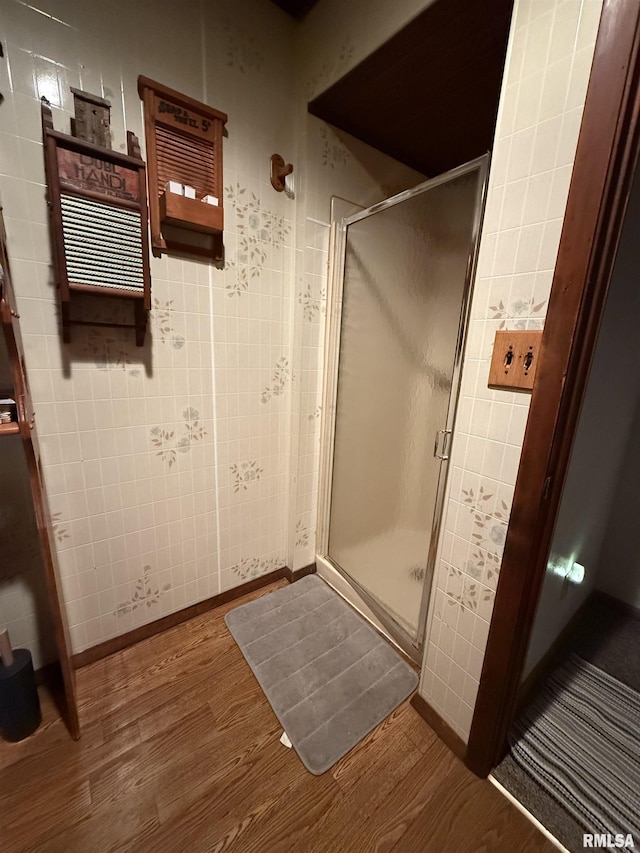 628 E Macarthur Ave, Lewistown, IL 61542 - full bath with wood finished floors and a shower stall