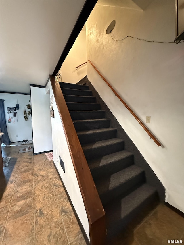 628 E Macarthur Ave, Lewistown, IL 61542 - view of stairs