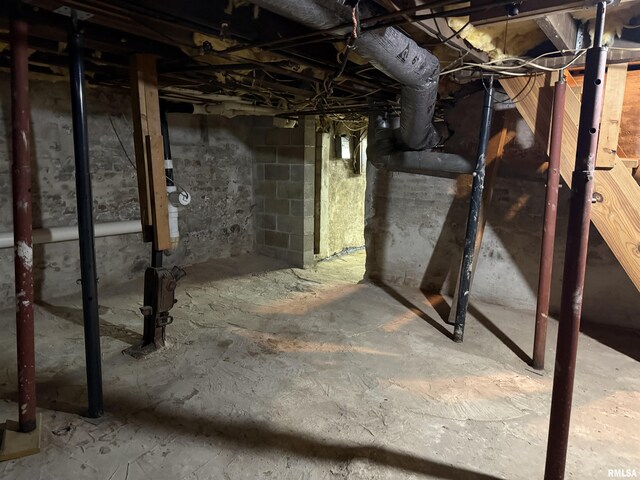 628 E Macarthur Ave, Lewistown, IL 61542 - view of unfinished basement