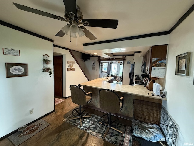 628 E Macarthur Ave, Lewistown, IL 61542 - kitchen featuring crown molding, a breakfast bar, a ceiling fan, a peninsula, and light countertops