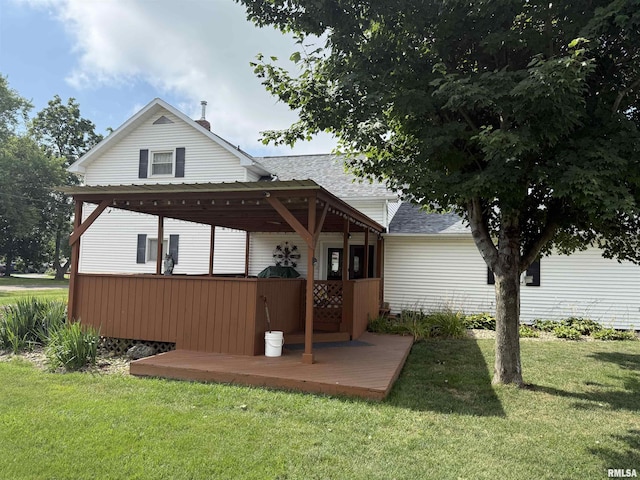 628 E Macarthur Ave, Lewistown, IL 61542 - rear view of property with a yard, a shingled roof, and a wooden deck