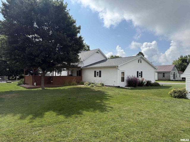 628 E Macarthur Ave, Lewistown, IL 61542 - view of side of property featuring a yard and a shingled roof
