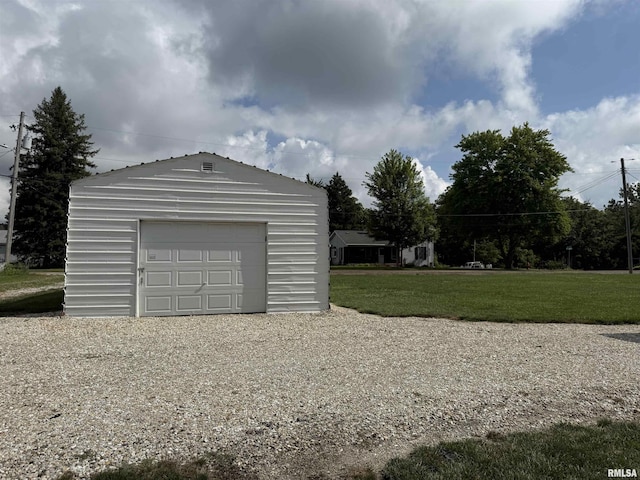 628 E Macarthur Ave, Lewistown, IL 61542 - detached garage with driveway