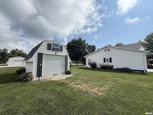 628 E Macarthur Ave, Lewistown, IL 61542 - garage with a garage
