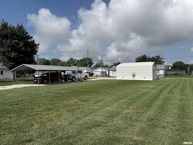 628 E Macarthur Ave, Lewistown, IL 61542 - view of green lawn with a carport