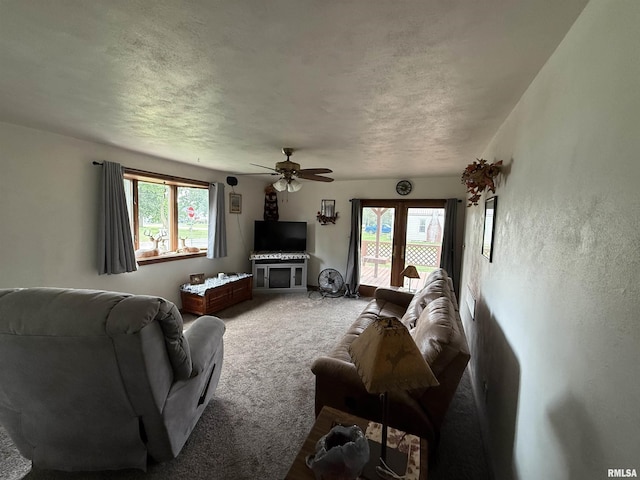 628 E Macarthur Ave, Lewistown, IL 61542 - carpeted living room with plenty of natural light and a ceiling fan