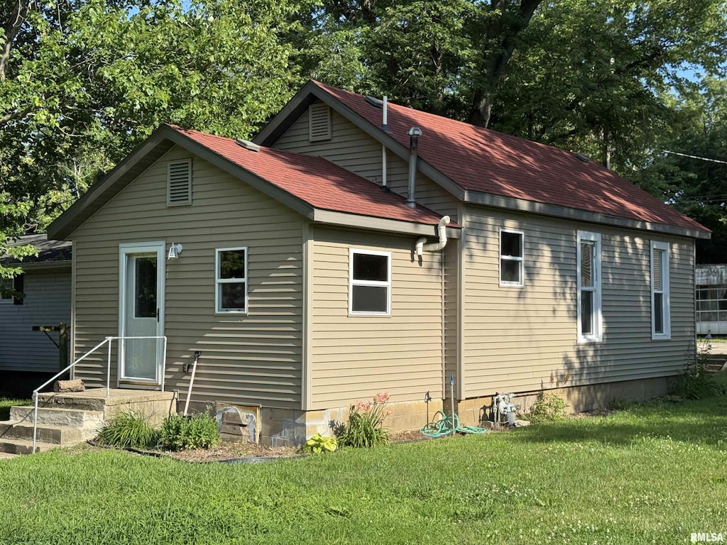 202 Ferry St, Sparland, IL 61565 - rear view of house featuring a shingled roof and a yard