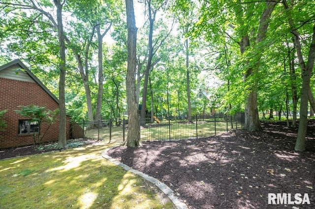 408 W Ravinwoods Rd, Peoria, IL 61615 - view of yard