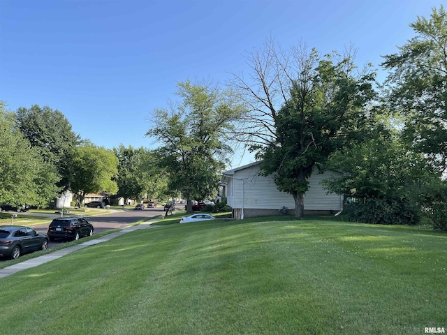 225 Maple Park Dr, Pekin, IL 61554 - photo 4