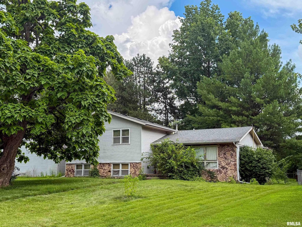 716 N Trade Wind Dr, Peoria, IL 61604 - photo 1