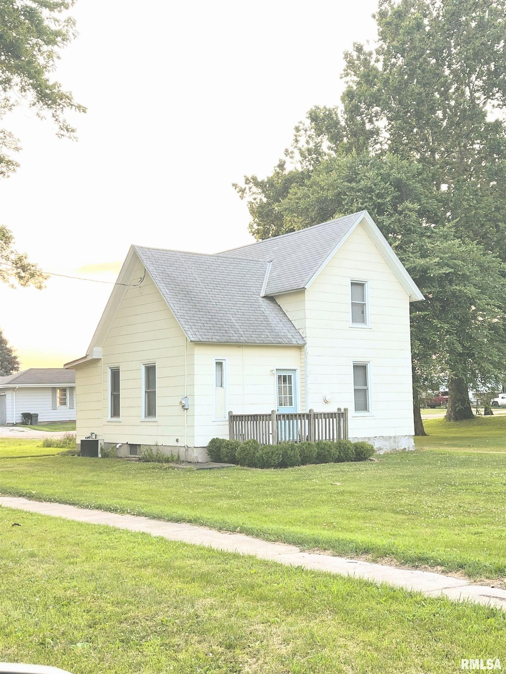 302 N Mason St, Deer Creek, IL 61733 - photo 1
