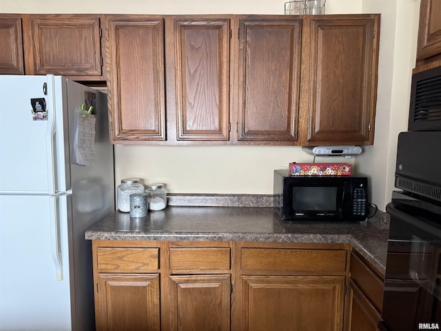 898 E Elm St, Canton, IL 61520 - photo 14