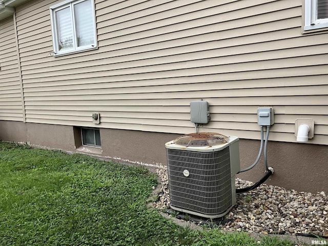 898 E Elm St, Canton, IL 61520 - photo 23