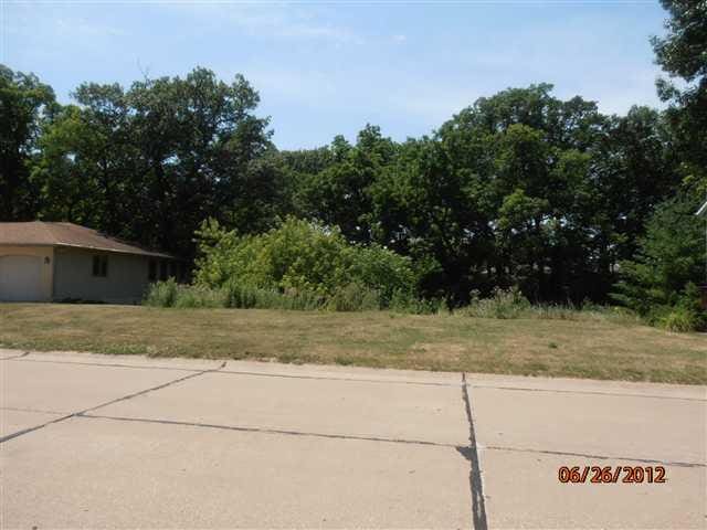 Listing photo 3 for 4523 9th Street Ct, East Moline IL 61244