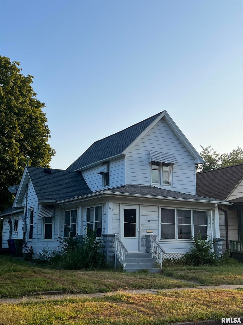 view of front of house with a front lawn