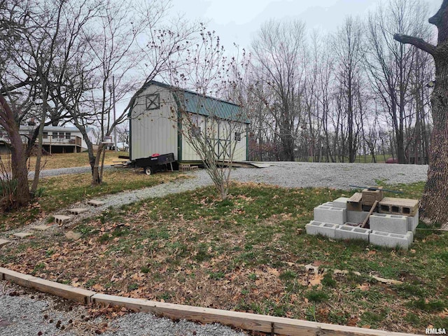 view of yard featuring a storage shed